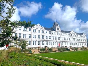 Spacious one bedroom penthouse with parking and balcony, St Helier