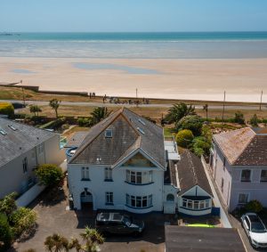 Stunning seafront location – 6 bedroom detached property
